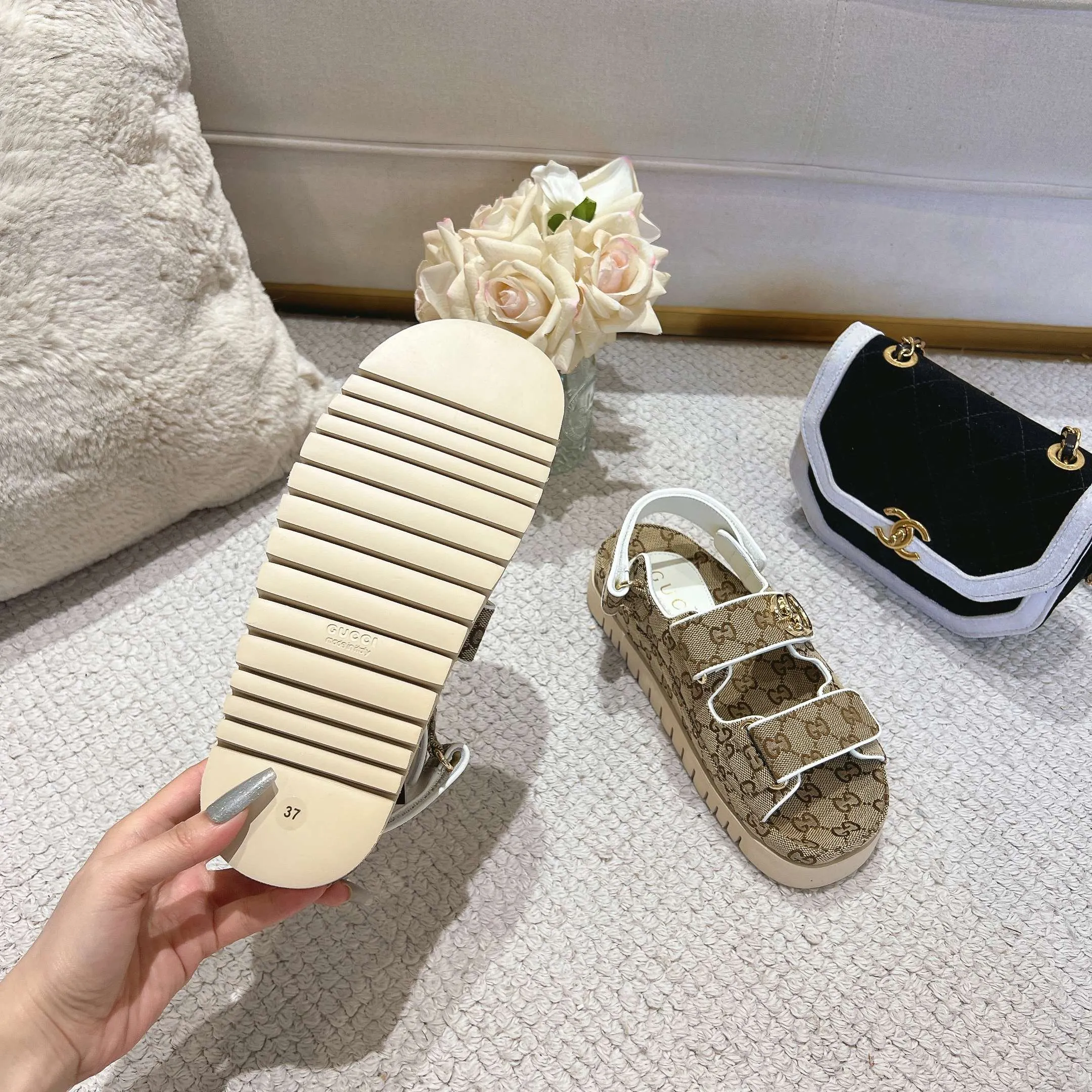 👟👟Ex-factory price 500👟👟Gucci’s modern design aesthetic explores the path of unique craftsmanship, cleverly integrating the brand’s classic elements with its beloved brand logo. The sandal is embellished with the beloved Double G hardware, adding a touch of understated branding to the design, complementing the versatility of the Velcro straps. Outsole: Wear-resistant and easy-to-bend sawtooth rubber foam sole! Ultra-light sole. Natural PU heightening insole. Size: Female 35-41#